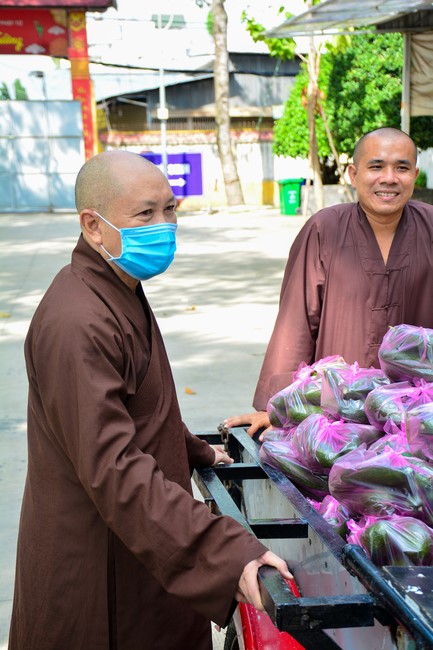 Continuing to support people in need in the Covid-19 pandemic of Hoang Phap Pagoda (series 4)
